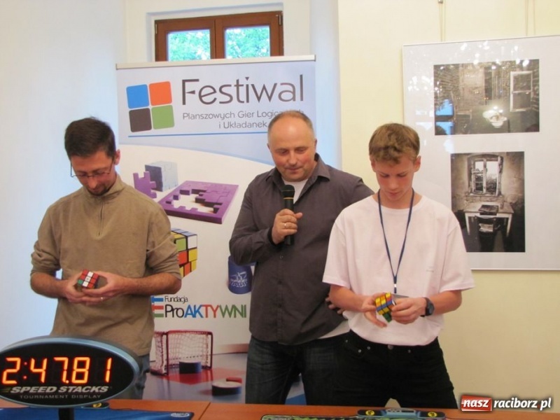 Zdjęcie w galerii na portalu naszraciborz.pl: Ułożył kostkę Rubika jedną ręką wiadomości z regionu