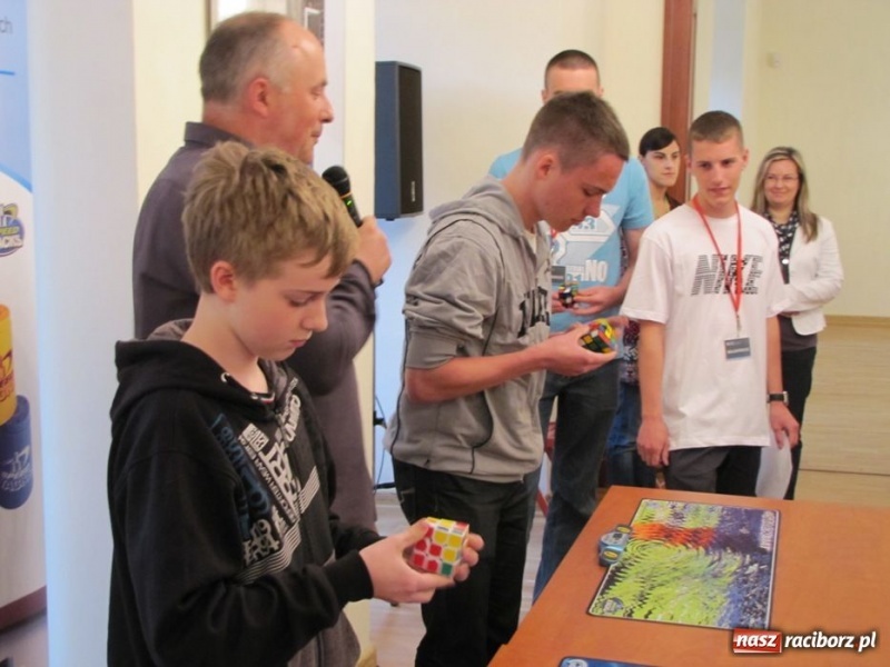 Zdjęcie w galerii na portalu naszraciborz.pl: Ułożył kostkę Rubika jedną ręką wiadomości z regionu