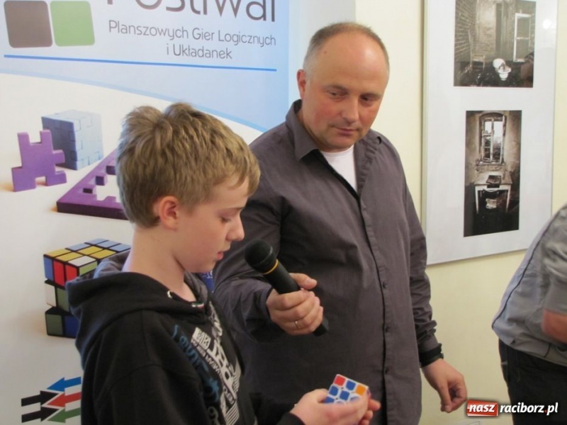 Zdjęcie w galerii na portalu naszraciborz.pl: Ułożył kostkę Rubika jedną ręką wiadomości z regionu