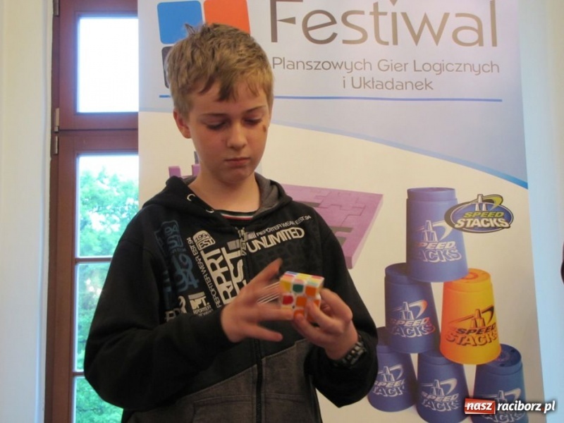 Zdjęcie w galerii na portalu naszraciborz.pl: Ułożył kostkę Rubika jedną ręką wiadomości z regionu