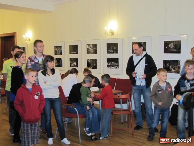 Zdjęcie w galerii na portalu naszraciborz.pl: Ułożył kostkę Rubika jedną ręką wiadomości z regionu