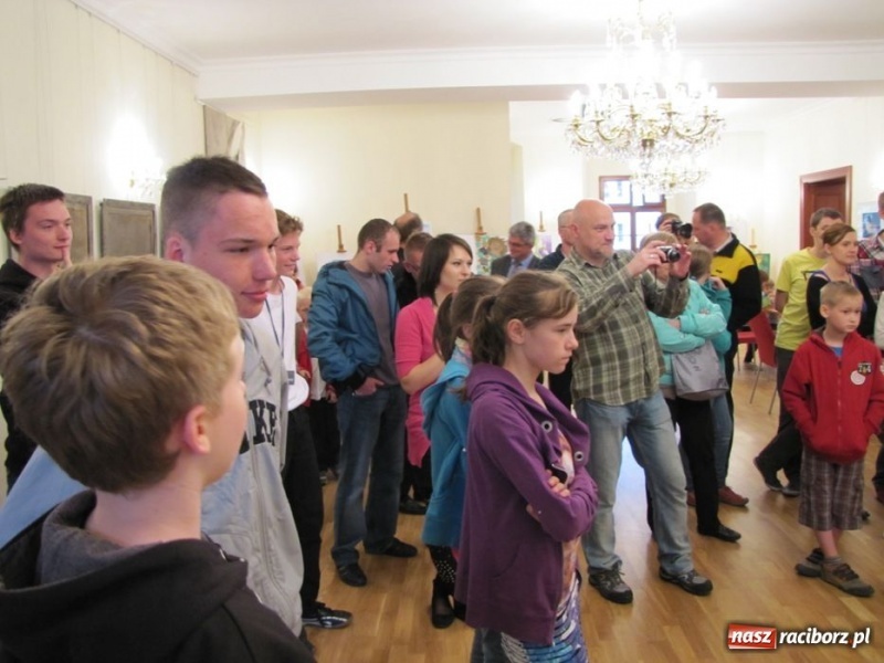 Zdjęcie w galerii na portalu naszraciborz.pl: Ułożył kostkę Rubika jedną ręką wiadomości z regionu