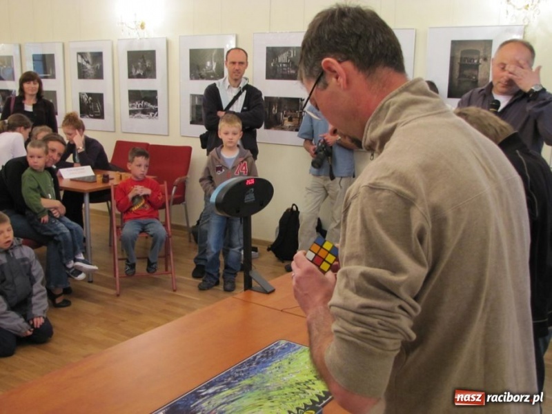 Zdjęcie w galerii na portalu naszraciborz.pl: Ułożył kostkę Rubika jedną ręką wiadomości z regionu