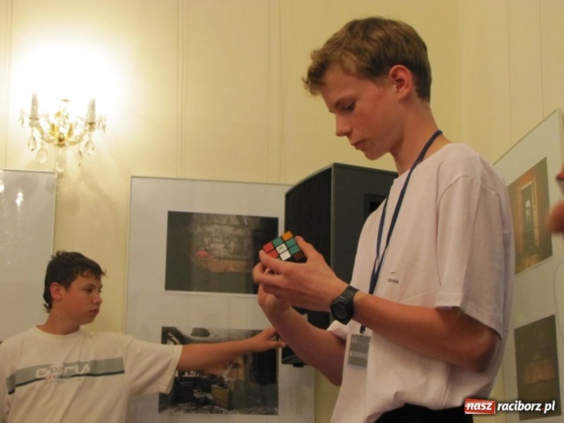Zdjęcie w galerii na portalu naszraciborz.pl: Ułożył kostkę Rubika jedną ręką wiadomości z regionu
