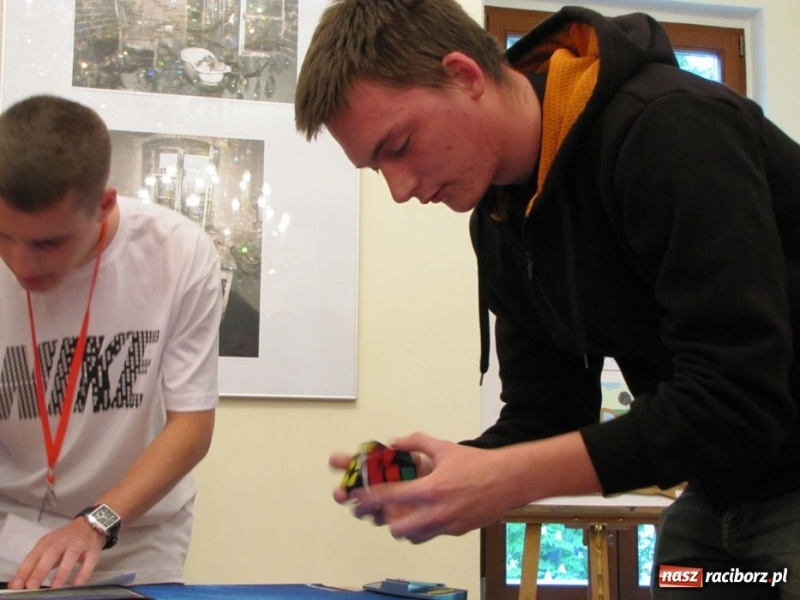 Zdjęcie w galerii na portalu naszraciborz.pl: Ułożył kostkę Rubika jedną ręką wiadomości z regionu