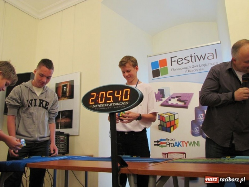 Zdjęcie w galerii na portalu naszraciborz.pl: Ułożył kostkę Rubika jedną ręką wiadomości z regionu