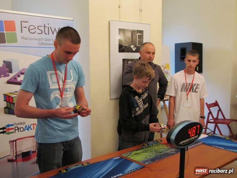 Zdjęcie w galerii na portalu naszraciborz.pl: Ułożył kostkę Rubika jedną ręką wiadomości z regionu