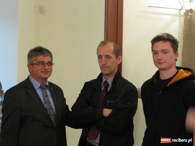 Zdjęcie w galerii na portalu naszraciborz.pl: Ułożył kostkę Rubika jedną ręką wiadomości z regionu