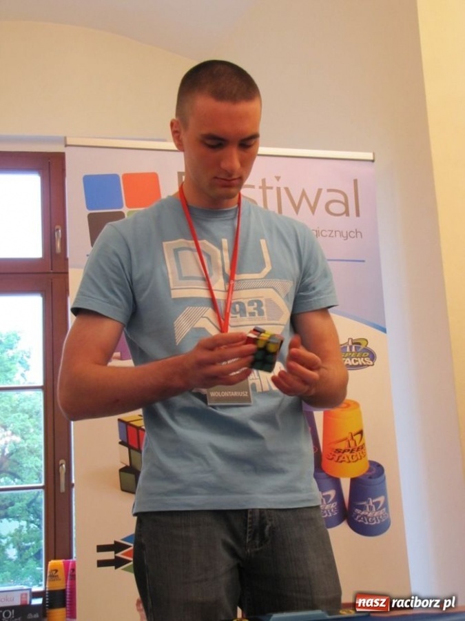 Zdjęcie w galerii na portalu naszraciborz.pl: Ułożył kostkę Rubika jedną ręką wiadomości z regionu