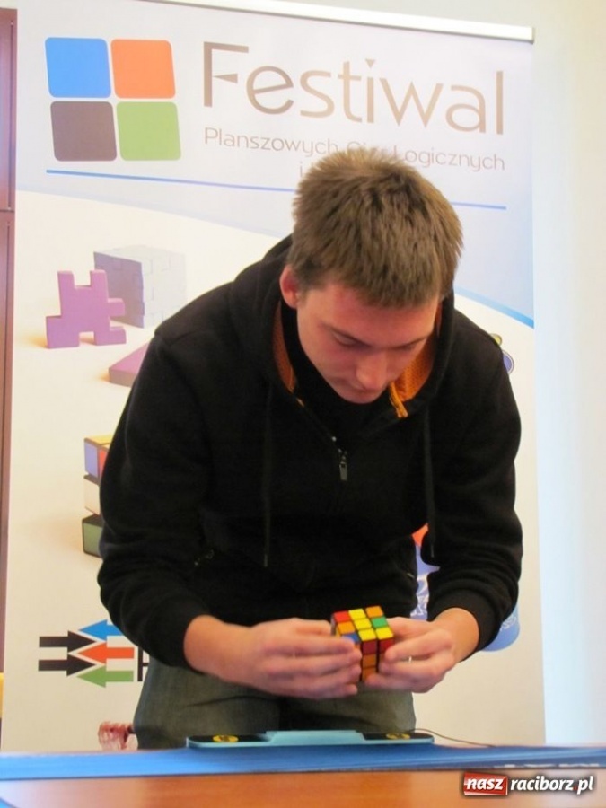 Zdjęcie w galerii na portalu naszraciborz.pl: Ułożył kostkę Rubika jedną ręką wiadomości z regionu