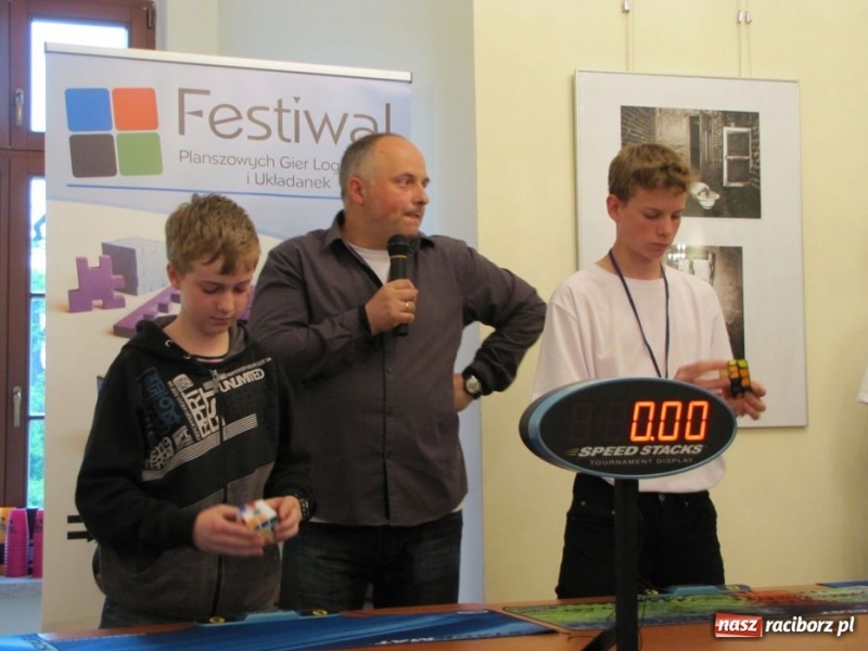 Zdjęcie w galerii na portalu naszraciborz.pl: Ułożył kostkę Rubika jedną ręką wiadomości z regionu