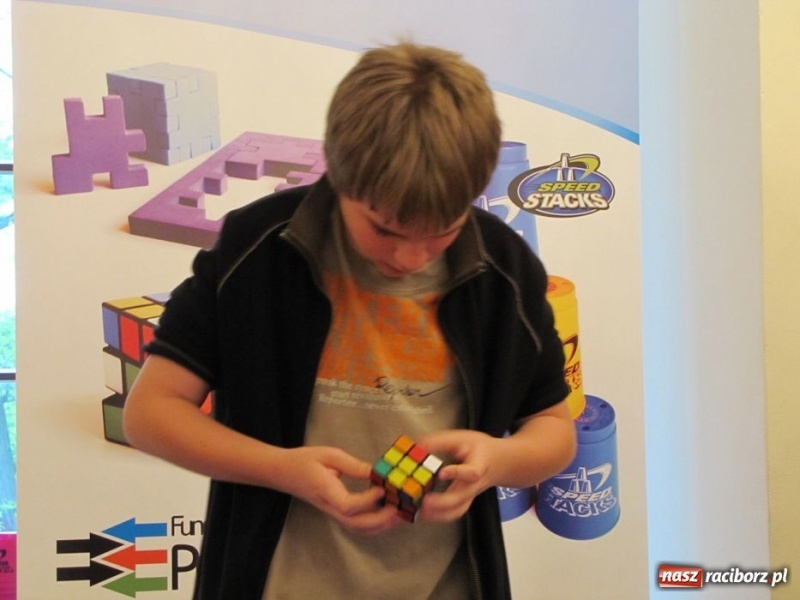 Zdjęcie w galerii na portalu naszraciborz.pl: Ułożył kostkę Rubika jedną ręką wiadomości z regionu