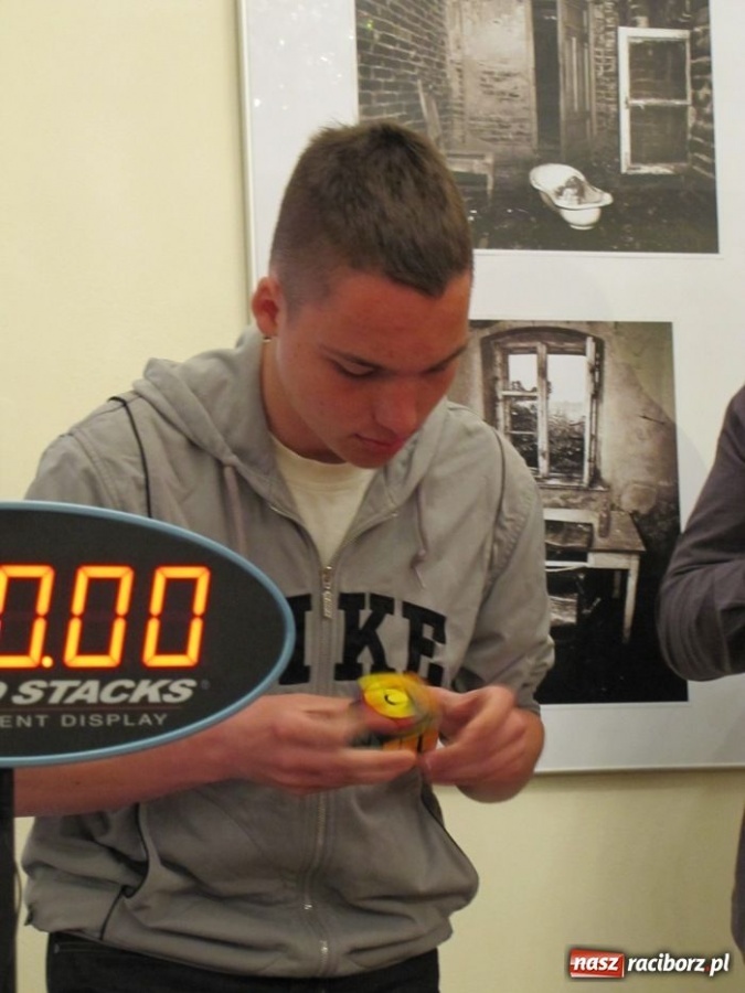 Zdjęcie w galerii na portalu naszraciborz.pl: Ułożył kostkę Rubika jedną ręką wiadomości z regionu