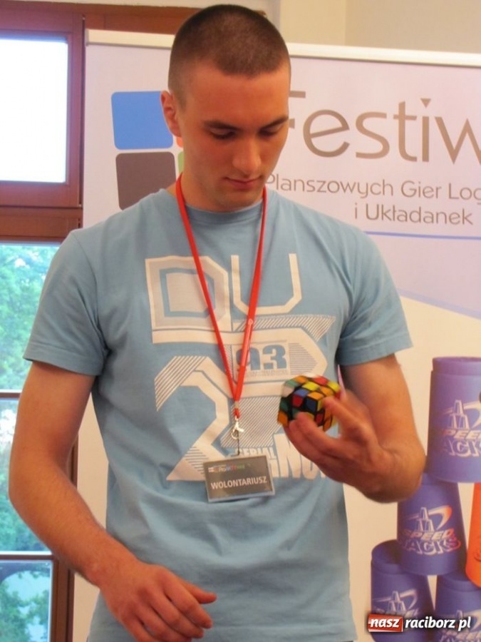 Zdjęcie w galerii na portalu naszraciborz.pl: Ułożył kostkę Rubika jedną ręką wiadomości z regionu