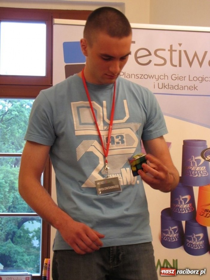 Zdjęcie w galerii na portalu naszraciborz.pl: Ułożył kostkę Rubika jedną ręką wiadomości z regionu