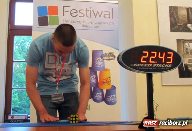 Zdjęcie w galerii na portalu naszraciborz.pl: Ułożył kostkę Rubika jedną ręką wiadomości z regionu