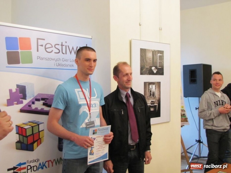 Zdjęcie w galerii na portalu naszraciborz.pl: Ułożył kostkę Rubika jedną ręką wiadomości z regionu