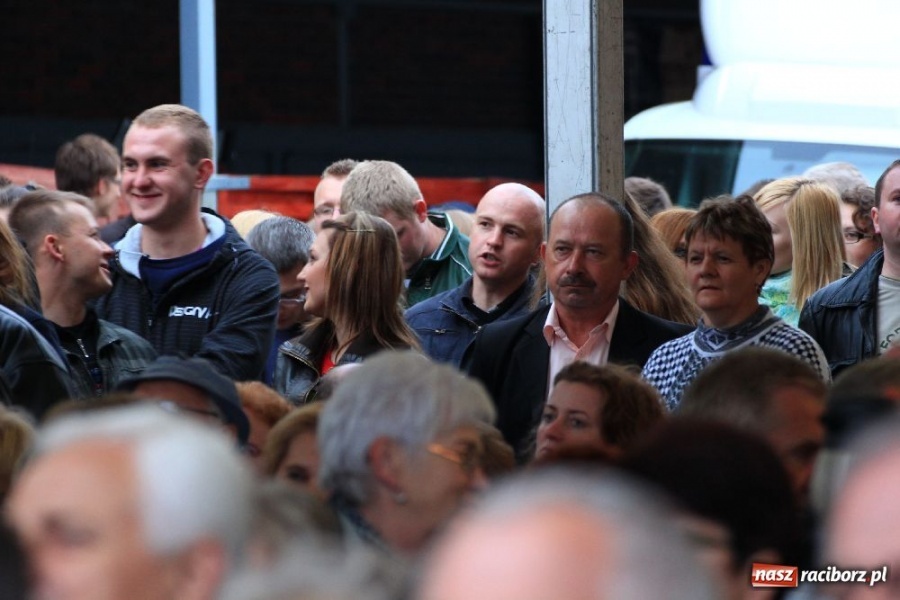 Zdjęcie w galerii na portalu naszraciborz.pl: Piasek wystąpił w Pietrowicach wiadomości z regionu