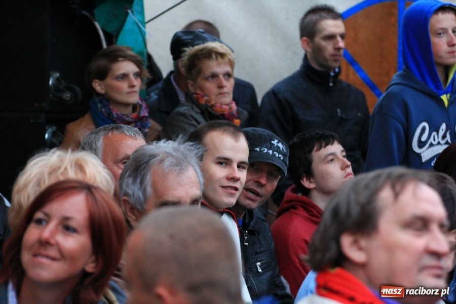 Zdjęcie w galerii na portalu naszraciborz.pl: Piasek wystąpił w Pietrowicach wiadomości z regionu