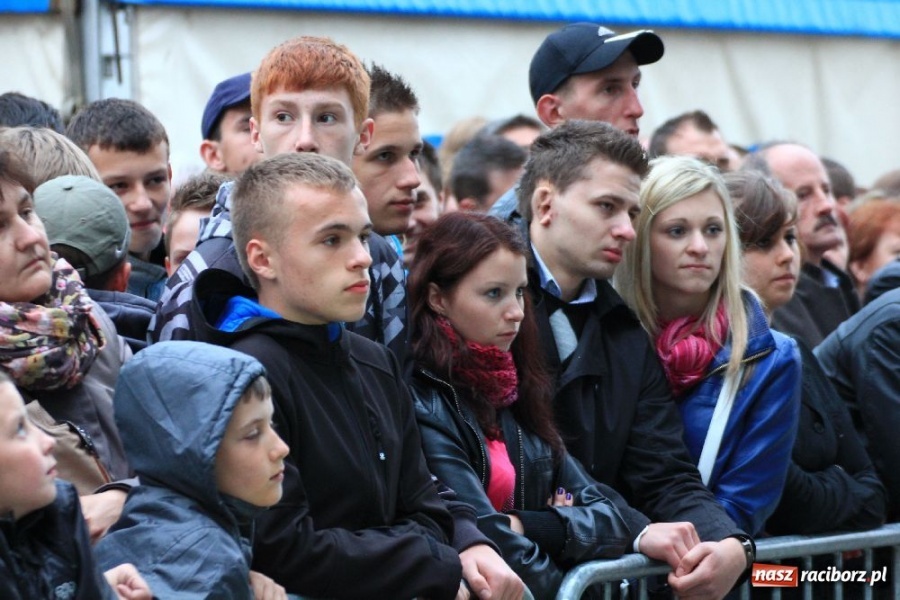 Zdjęcie w galerii na portalu naszraciborz.pl: Piasek wystąpił w Pietrowicach wiadomości z regionu