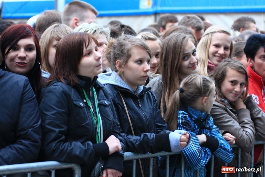 Zdjęcie w galerii na portalu naszraciborz.pl: Piasek wystąpił w Pietrowicach wiadomości z regionu