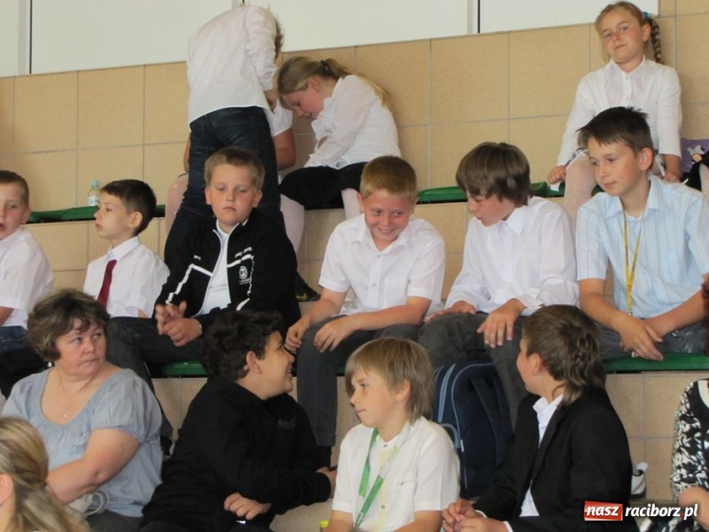 Zdjęcie w galerii na portalu naszraciborz.pl: Szkoła w Rudniku uczciła patrona wiadomości z regionu