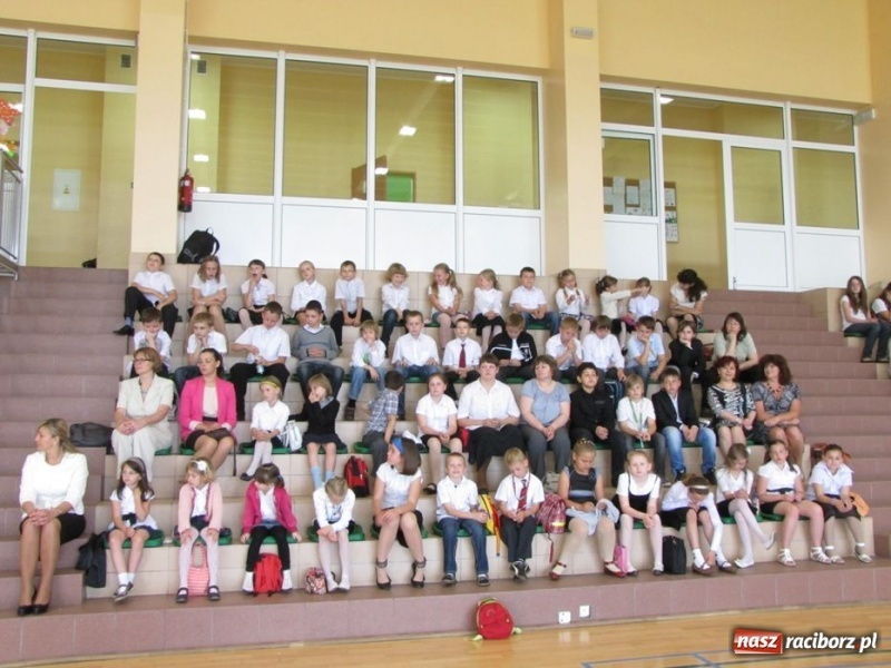 Zdjęcie w galerii na portalu naszraciborz.pl: Szkoła w Rudniku uczciła patrona wiadomości z regionu