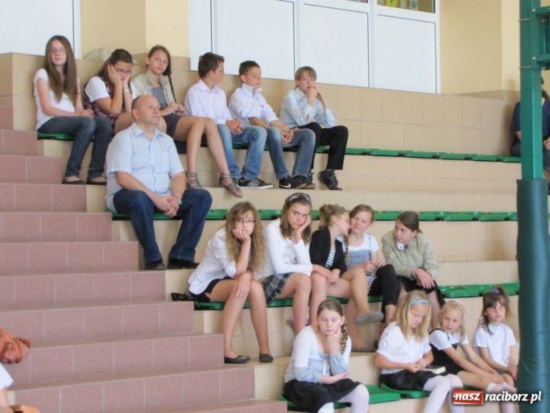 Zdjęcie w galerii na portalu naszraciborz.pl: Szkoła w Rudniku uczciła patrona wiadomości z regionu