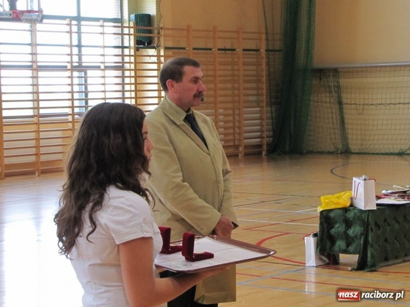 Zdjęcie w galerii na portalu naszraciborz.pl: Szkoła w Rudniku uczciła patrona wiadomości z regionu