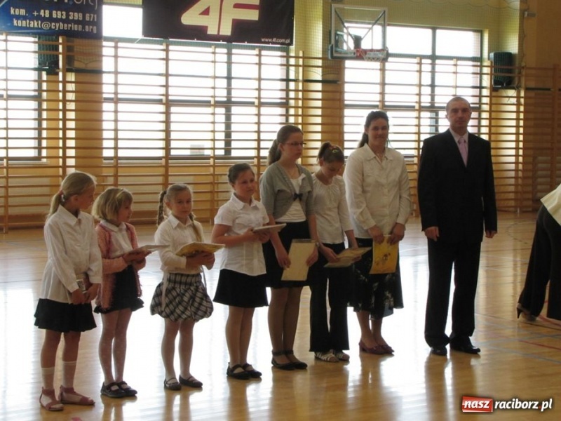 Zdjęcie w galerii na portalu naszraciborz.pl: Szkoła w Rudniku uczciła patrona wiadomości z regionu