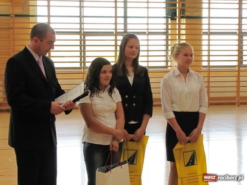 Zdjęcie w galerii na portalu naszraciborz.pl: Szkoła w Rudniku uczciła patrona wiadomości z regionu