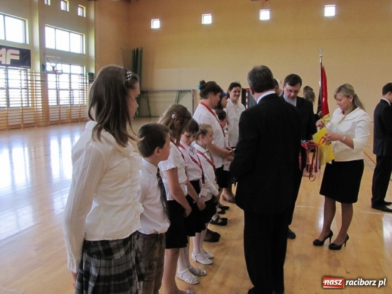 Zdjęcie w galerii na portalu naszraciborz.pl: Szkoła w Rudniku uczciła patrona wiadomości z regionu