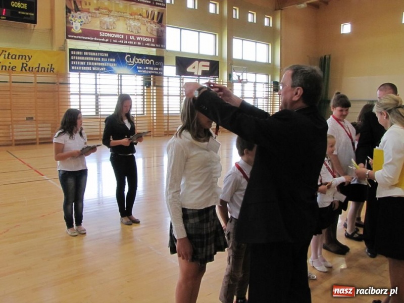 Zdjęcie w galerii na portalu naszraciborz.pl: Szkoła w Rudniku uczciła patrona wiadomości z regionu