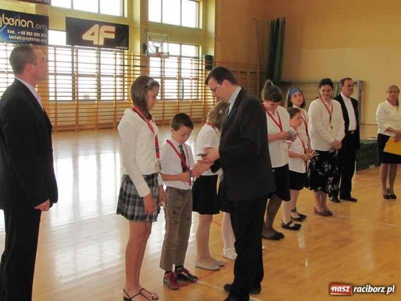 Zdjęcie w galerii na portalu naszraciborz.pl: Szkoła w Rudniku uczciła patrona wiadomości z regionu