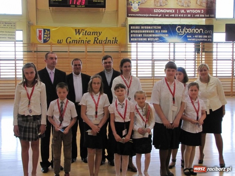 Zdjęcie w galerii na portalu naszraciborz.pl: Szkoła w Rudniku uczciła patrona wiadomości z regionu