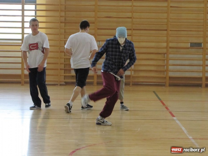 Zdjęcie w galerii na portalu naszraciborz.pl: Szkoła w Rudniku uczciła patrona wiadomości z regionu