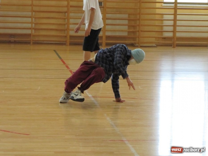 Zdjęcie w galerii na portalu naszraciborz.pl: Szkoła w Rudniku uczciła patrona wiadomości z regionu