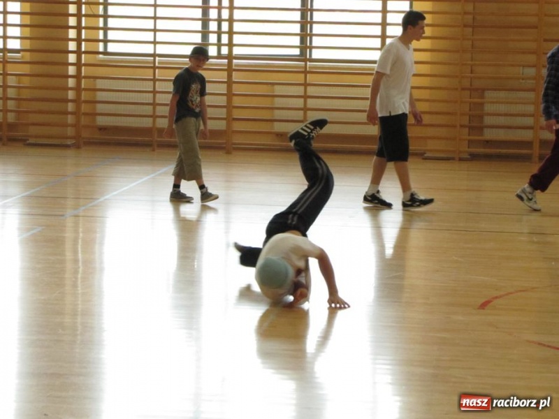 Zdjęcie w galerii na portalu naszraciborz.pl: Szkoła w Rudniku uczciła patrona wiadomości z regionu