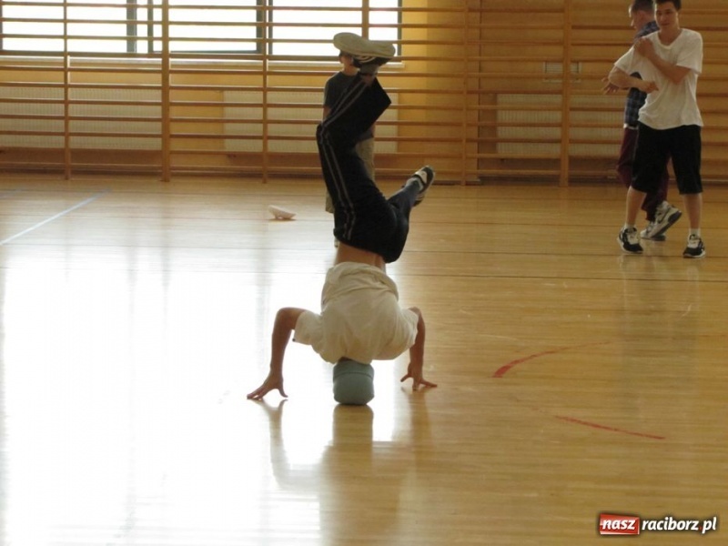 Zdjęcie w galerii na portalu naszraciborz.pl: Szkoła w Rudniku uczciła patrona wiadomości z regionu