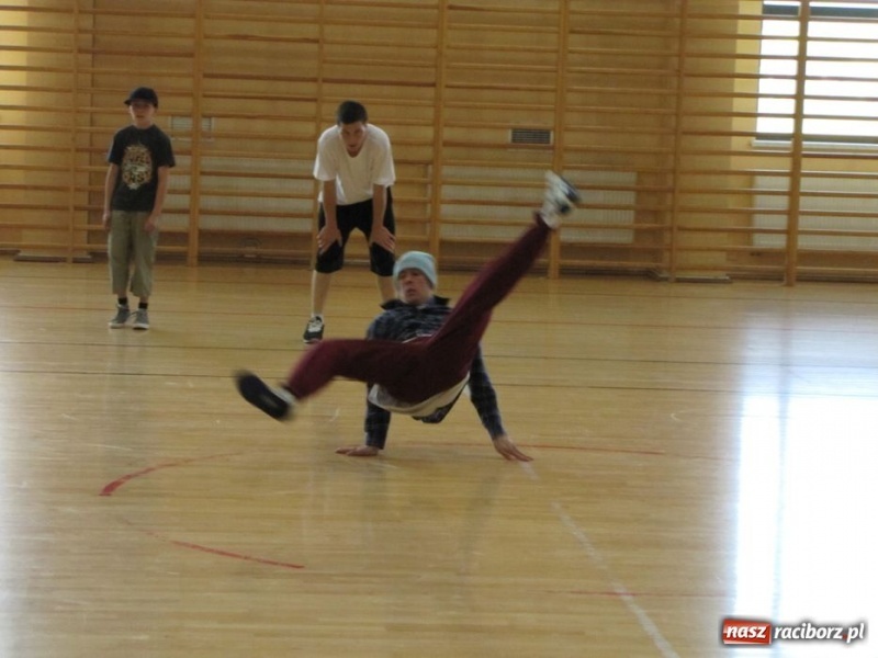 Zdjęcie w galerii na portalu naszraciborz.pl: Szkoła w Rudniku uczciła patrona wiadomości z regionu