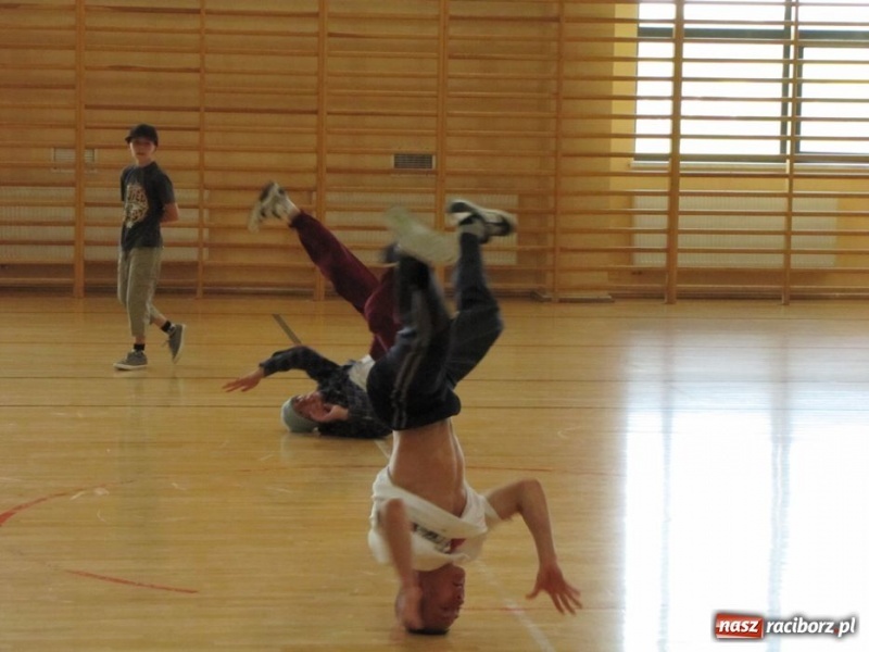 Zdjęcie w galerii na portalu naszraciborz.pl: Szkoła w Rudniku uczciła patrona wiadomości z regionu