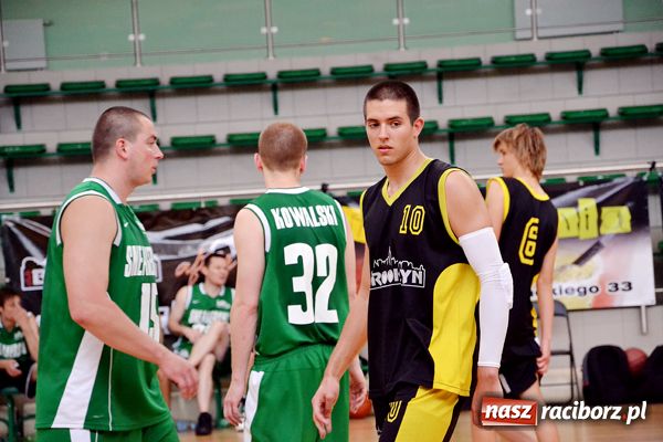 Zdjęcie w galerii na portalu naszraciborz.pl: Amatorzy basketa na jednym parkiecie wiadomości z regionu