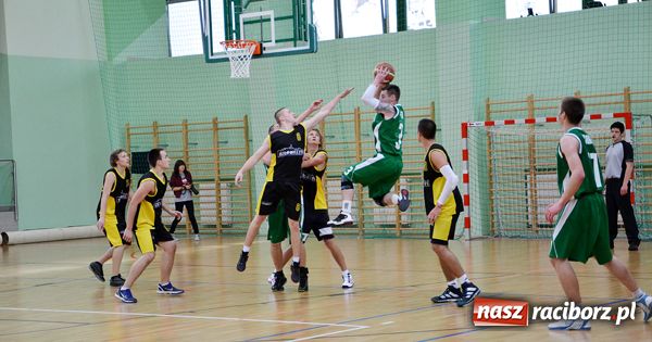 Zdjęcie w galerii na portalu naszraciborz.pl: Amatorzy basketa na jednym parkiecie wiadomości z regionu