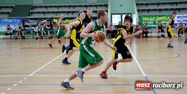 Zdjęcie w galerii na portalu naszraciborz.pl: Amatorzy basketa na jednym parkiecie wiadomości z regionu