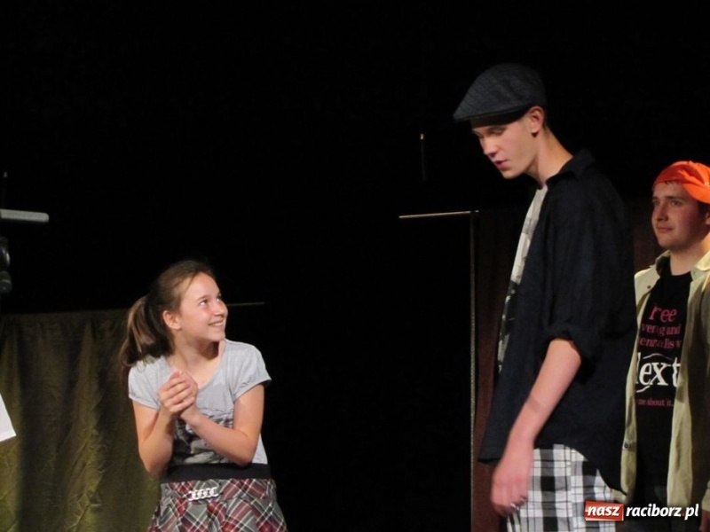 Zdjęcie w galerii na portalu naszraciborz.pl: Młodzi aktorzy wystąpili w Strzesze wiadomości z regionu