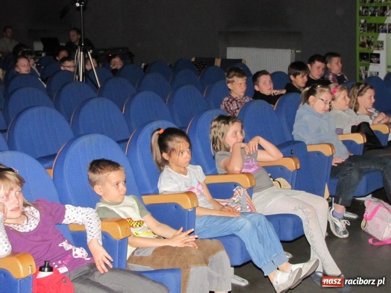 Zdjęcie w galerii na portalu naszraciborz.pl: Młodzi aktorzy wystąpili w Strzesze wiadomości z regionu