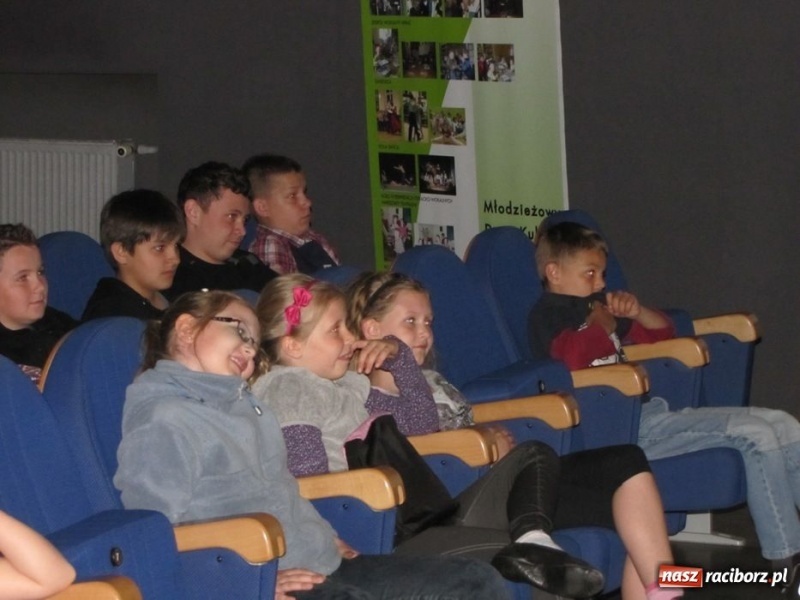 Zdjęcie w galerii na portalu naszraciborz.pl: Młodzi aktorzy wystąpili w Strzesze wiadomości z regionu