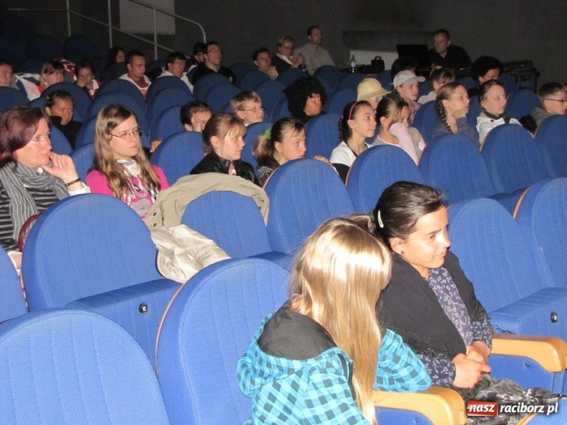 Zdjęcie w galerii na portalu naszraciborz.pl: Młodzi aktorzy wystąpili w Strzesze wiadomości z regionu