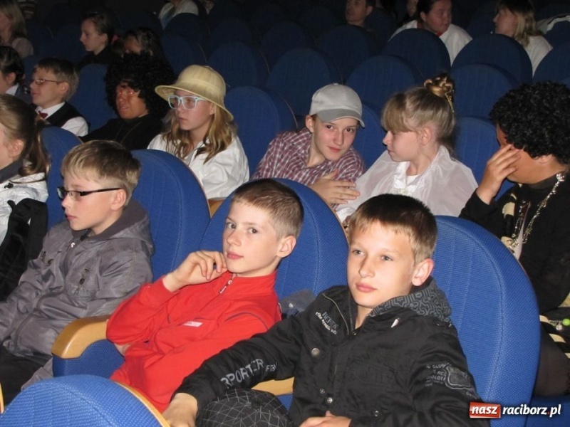 Zdjęcie w galerii na portalu naszraciborz.pl: Młodzi aktorzy wystąpili w Strzesze wiadomości z regionu