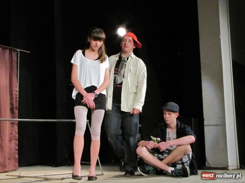 Zdjęcie w galerii na portalu naszraciborz.pl: Młodzi aktorzy wystąpili w Strzesze wiadomości z regionu